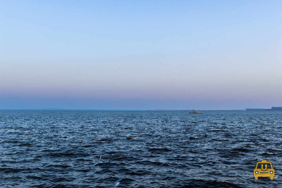 Спокойная панорама Каспийского моря под ясным голубым небом
