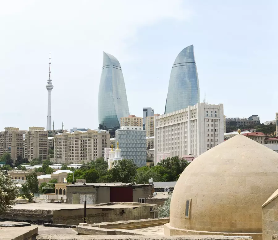 Вид на Пламенные башни с крыши Старого города Баку